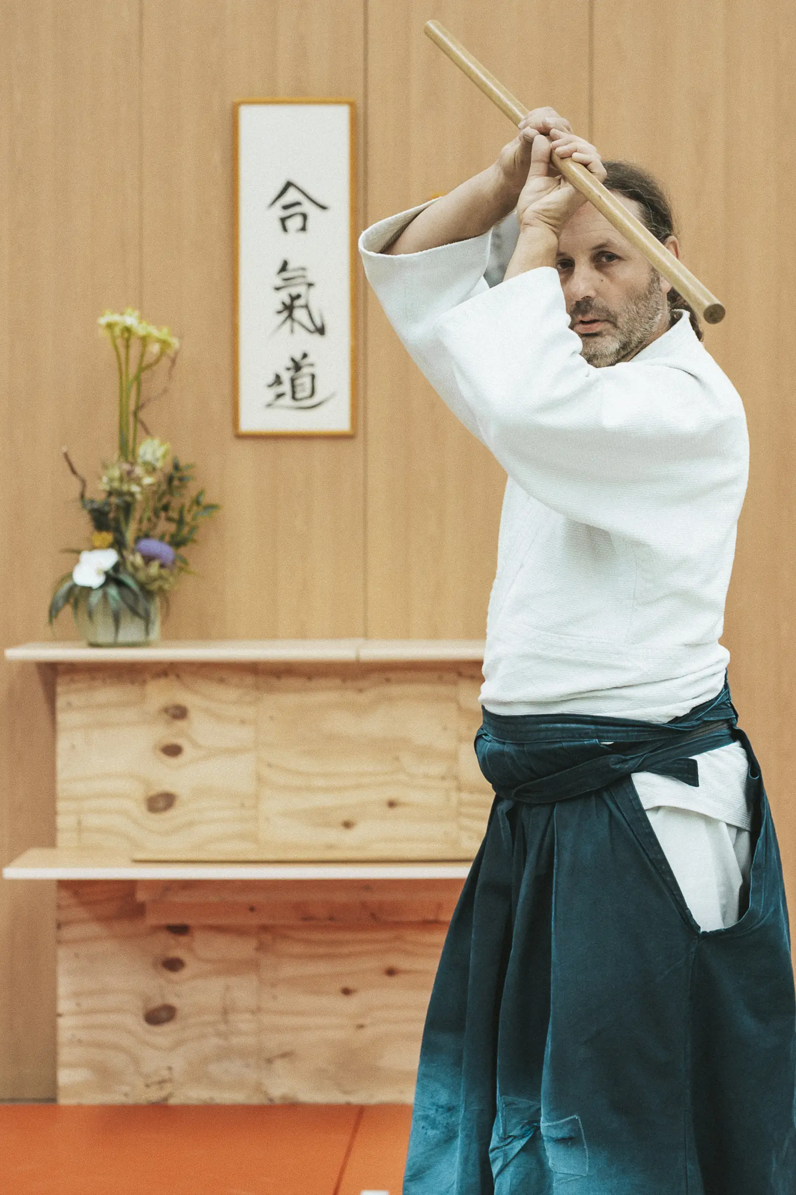 Michaël Ameye, professeur du Suu Dojo, lève son bokken au-dessus de sa tête