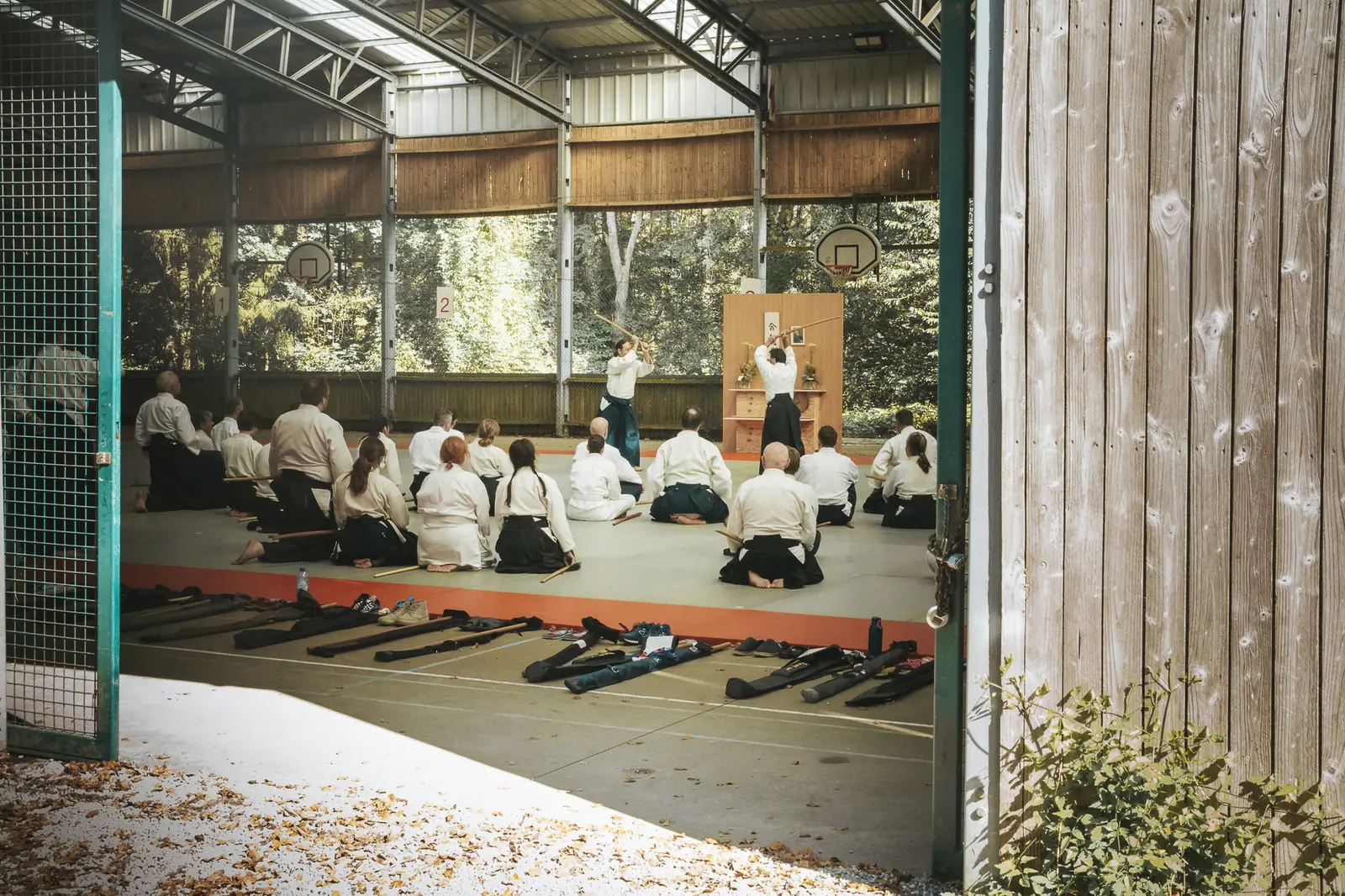 Le groupe du dojo assis en seiza sur le tatami pendant un stage